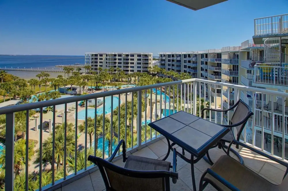Pelican PH-02 - 2 Br condo by RedAwning