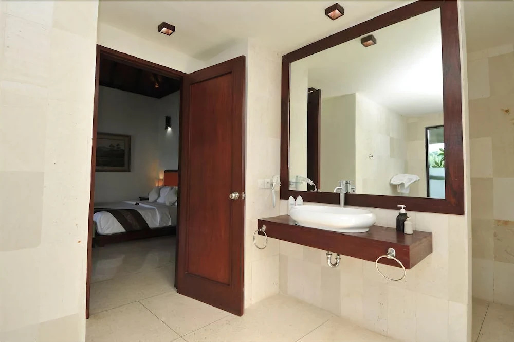 Nusa Nalan Beach Resort