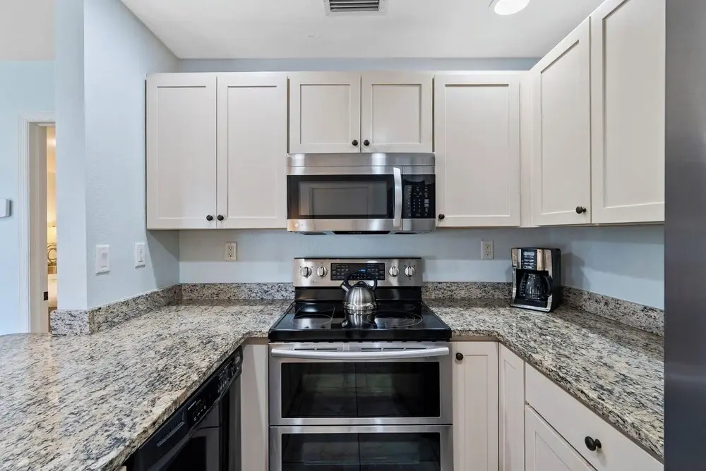 Le Monaco - Romantic 1 BR Condo Steps from 5th Ave S. Chic Coastal Retreat with King Bed and Beach Access. Perfect Location for Couples Near Dining, Shopping, and Naples Beach