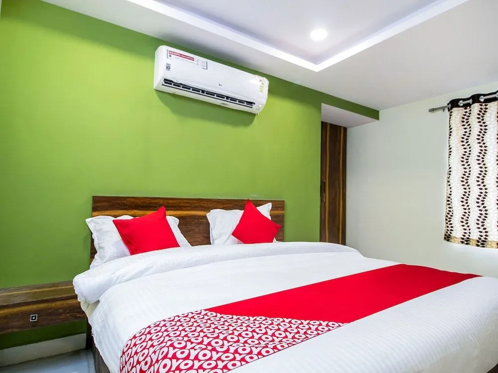 OYO 11842 Hotel Sri Sai Grand Inn