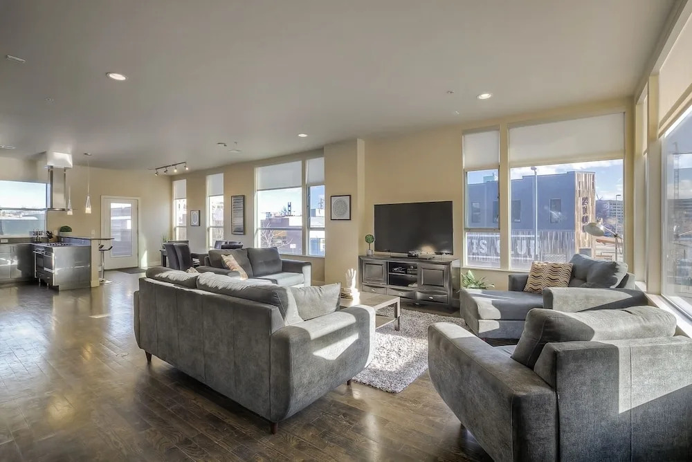Luxe 3 Story Loft Rooftop Deck City Views!