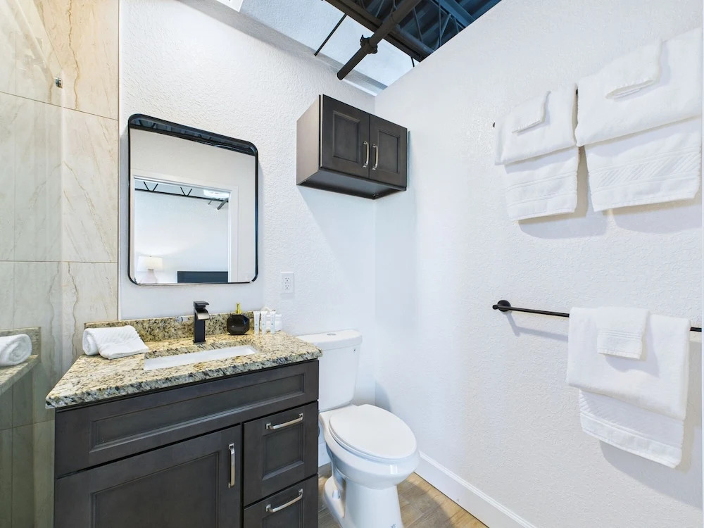 Loft Getaway Near Port Beach -unit 203