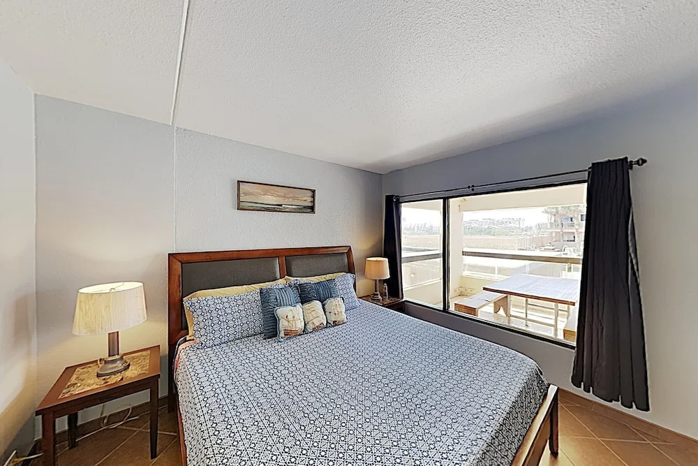 Landfall Tower W/ Balcony, Pool & Boat Slips 1 Bedroom Condo