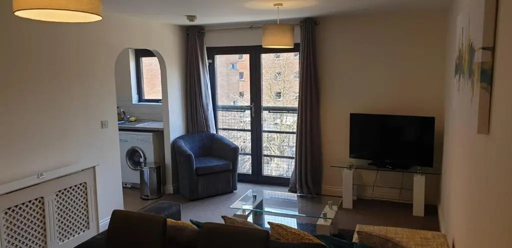 BEST PRICE!Superb City Centre 2bd Apartment, 1 Double bed, 2 Singles or Superking, Sofabed, Smart TV & FREE SECURE PARKING