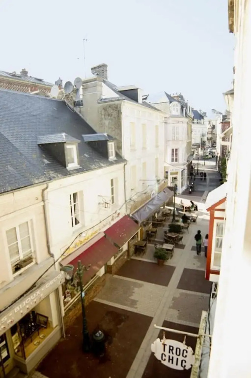 La Company Des Concierges: Rue des Bains