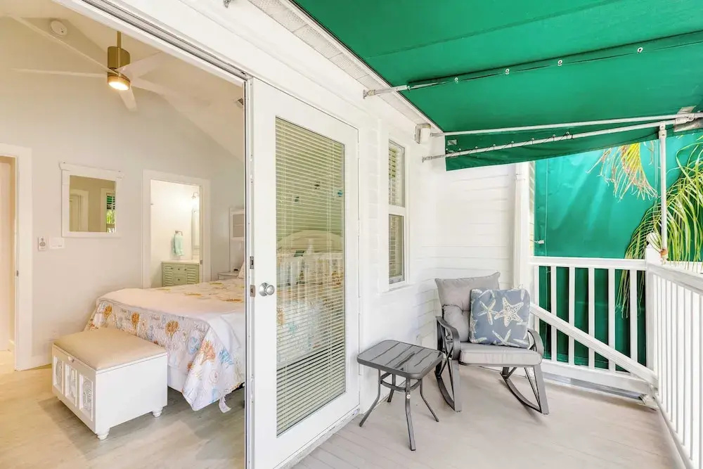 Bahamian Reed by Avantstay Walk to Everything! w/ Community Pool Month Long Stays Only