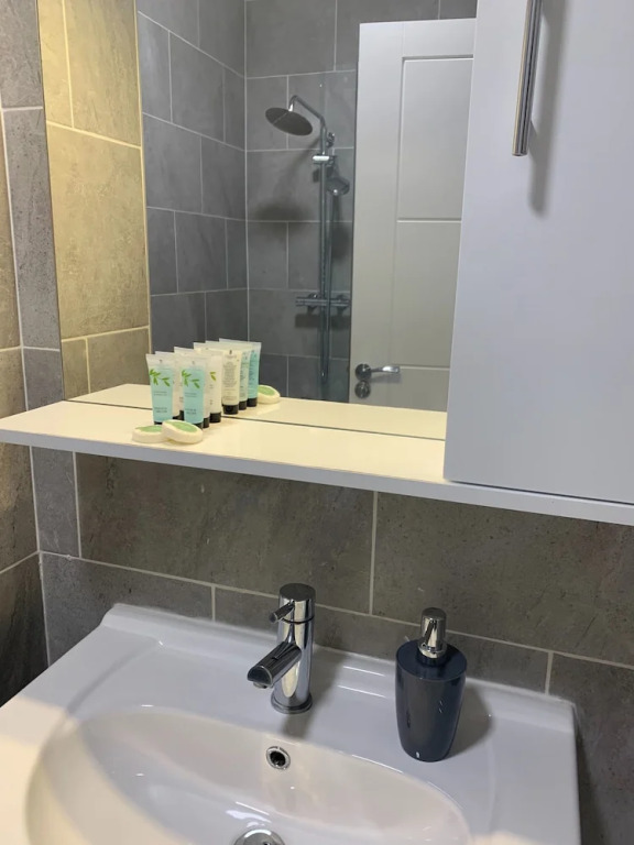 Absolute Stay in Sherwood-free Parking-east Midlands Airport-contractors-family