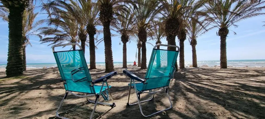 Excellent location- Beach, Pool, Telework, 2 Bikes, Parking & Wifi GRATIS at "CaSa Carol'S"