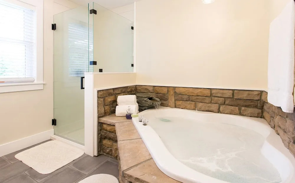 Pine Cove Lodging