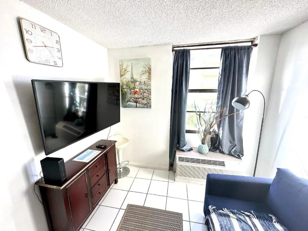 1 bedroom in the BEST location in South Beach !