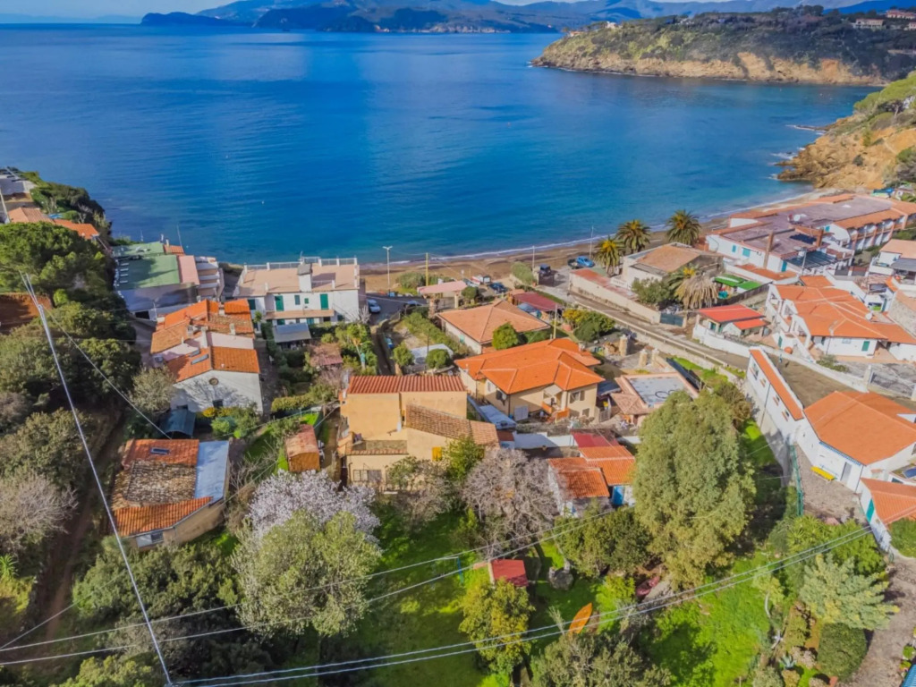 Un Giardino Su Pareti a few hundred meters from the beach with parking space and garden-UN GIARDINO SU PARETI