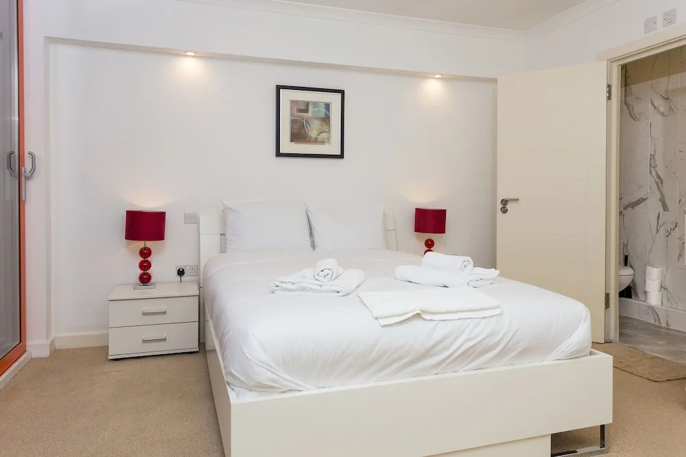 2 Bedroom Flat in Limehouse Sleeps 4 Guests