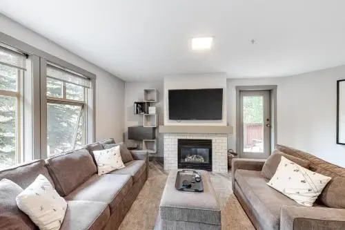 Eagle Springs East 206: White Fir Suite