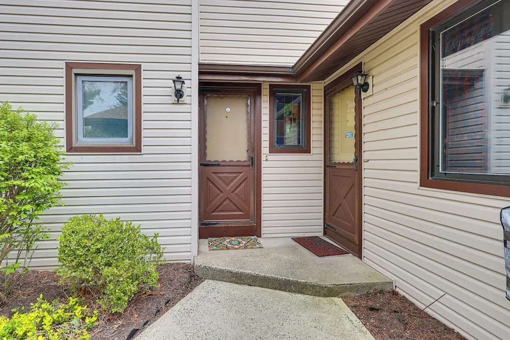 Quaint Bristol Townhome ~ 14 Mi to West Hartford!