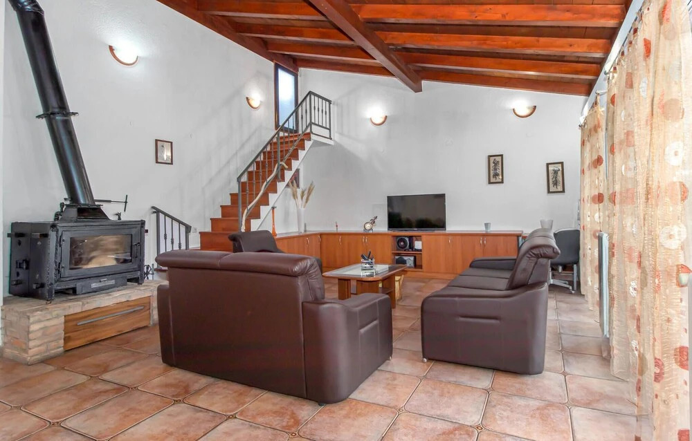 3 Bedroom Cozy Home In Hreljin