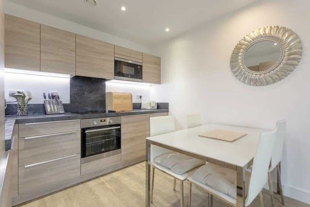 1 Bedroom Flat in Surrey Quays With Balcony