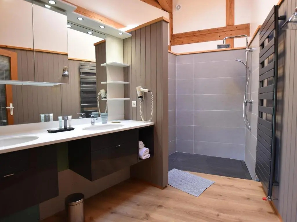 Chalet spacieux, skis aux pieds avec sauna, jacuzzi et salle de sport, proche centre et pistes - FR-1-467-68