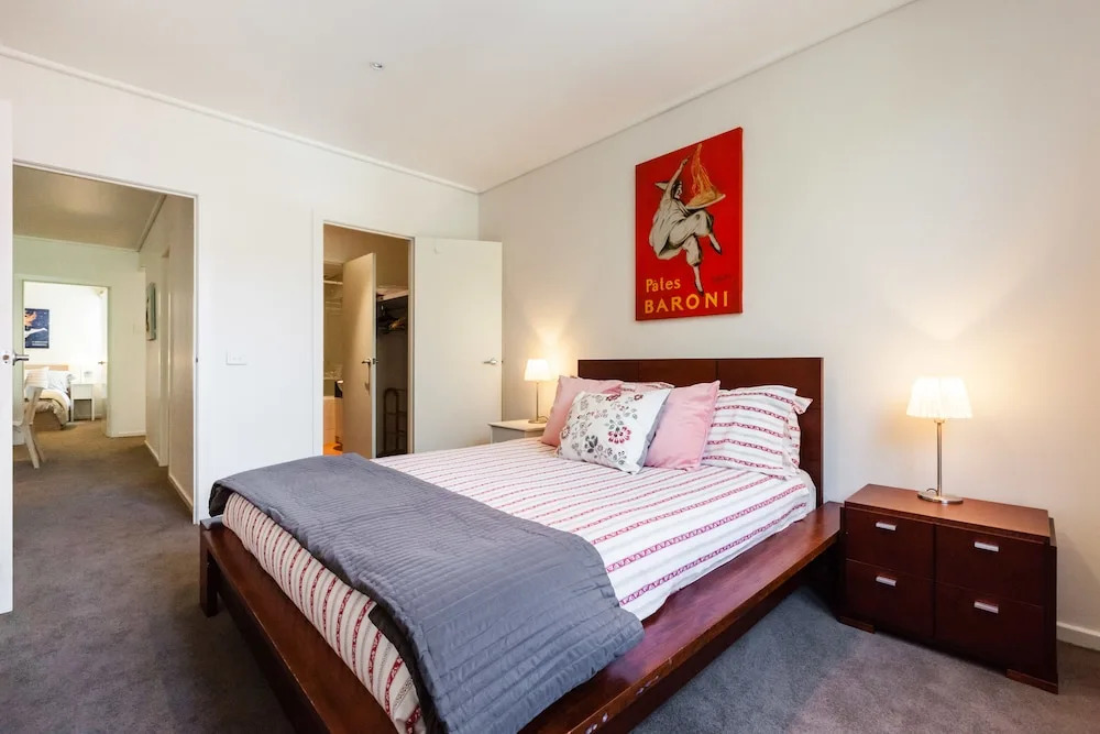 NAOMI, 2BDR South Melbourne Apartment
