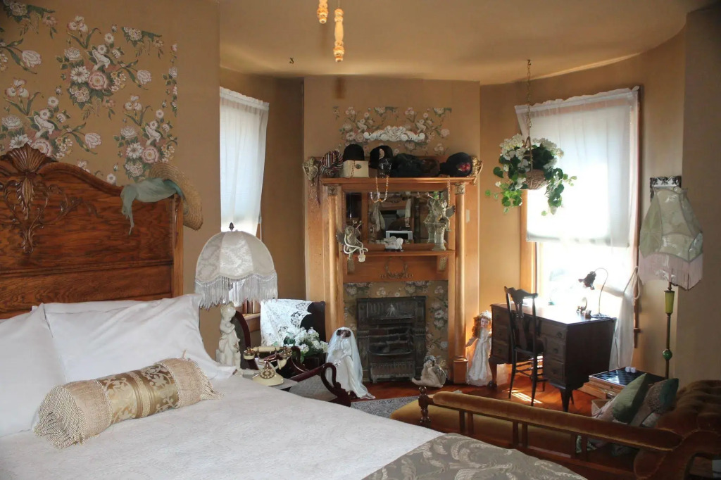 The Queen, A Victorian Bed & Breakfast