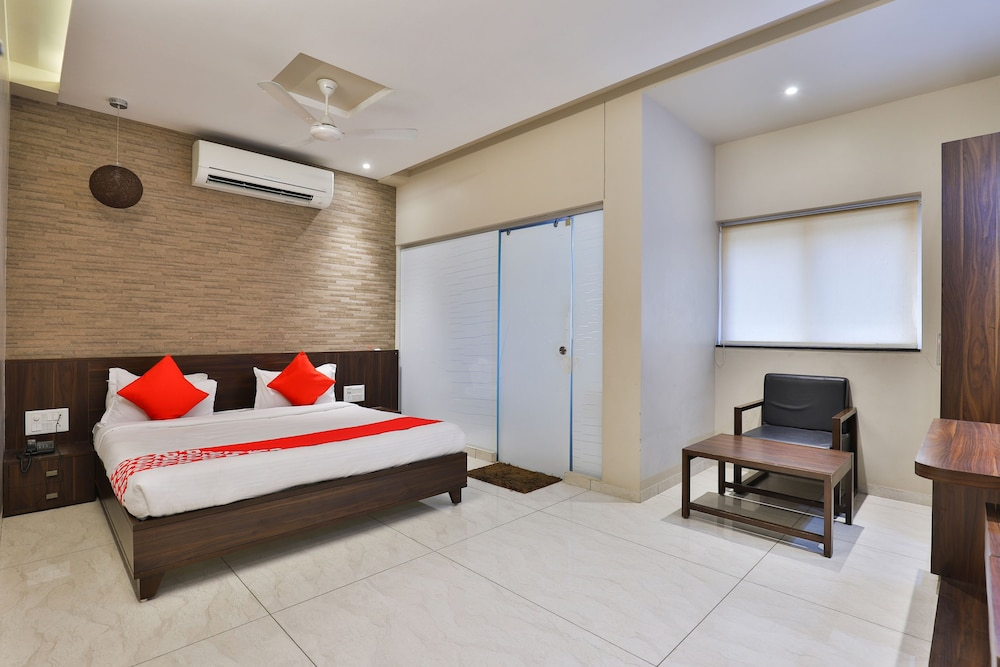 OYO 24028 Hotel Om Palace & Party Plot