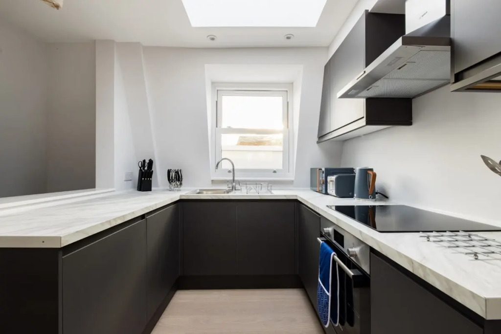 The Margravine Maisonette - Modern & Bright 2BDR Flat