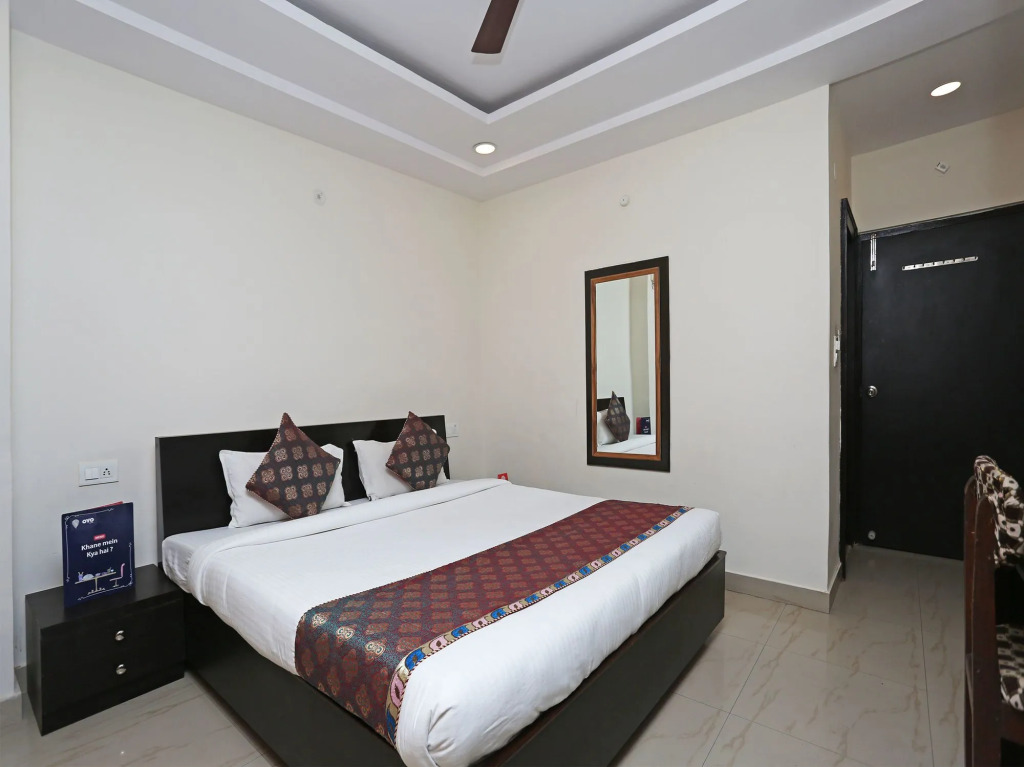 Hotel Sahu Near Kashi Vishwanath Temple Gate