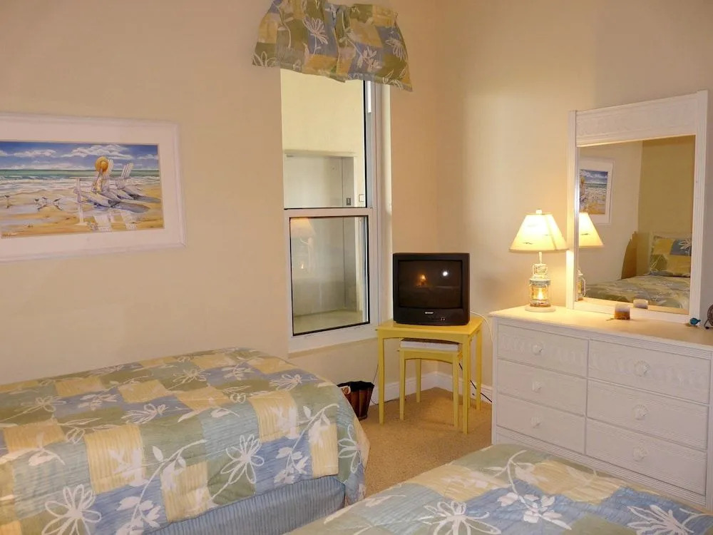 Spacious Condo With sky Views and Steps to South Beach