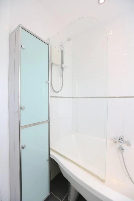 3/4 Bed House 2 Bathroom off Road Parking