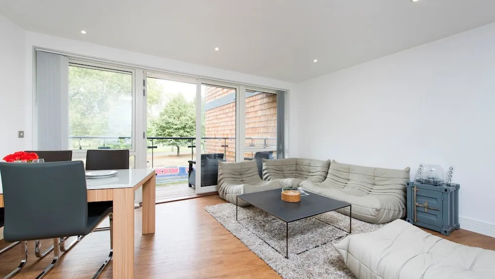Bright Stylish 2BR across from Victoria Park
