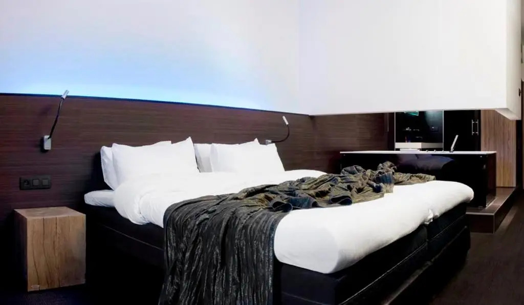 Carbon Hotel