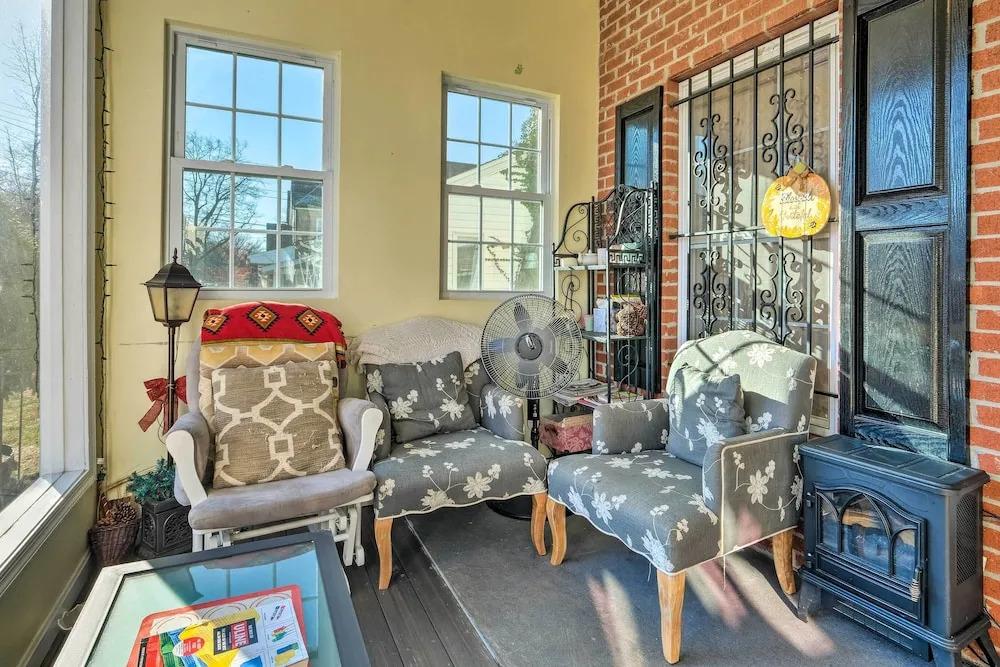 5 Mi to National Mall: Home in Washington DC