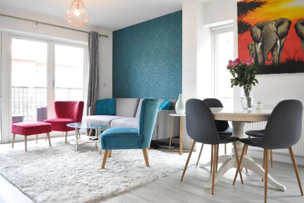 Modern 2 Bedroom East London Apartment With Balcony