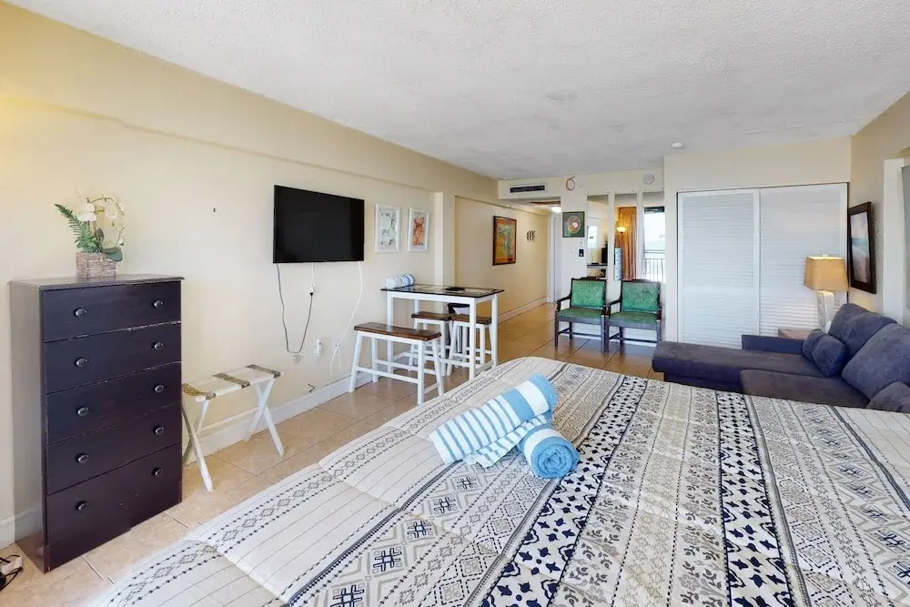 Hawaiian Inn 422