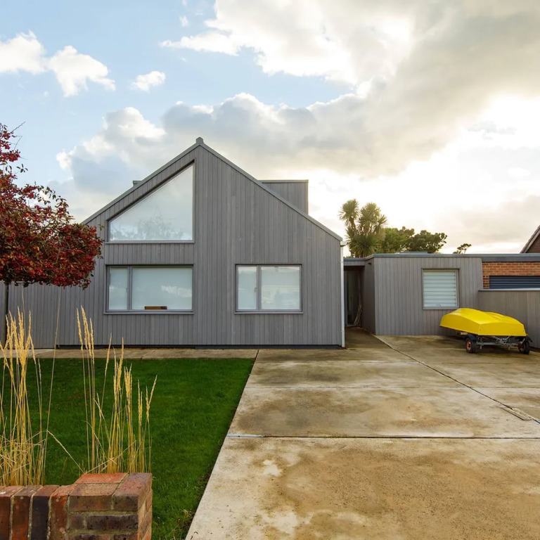 Insta-worthy 4br designer house 5 min to the beach