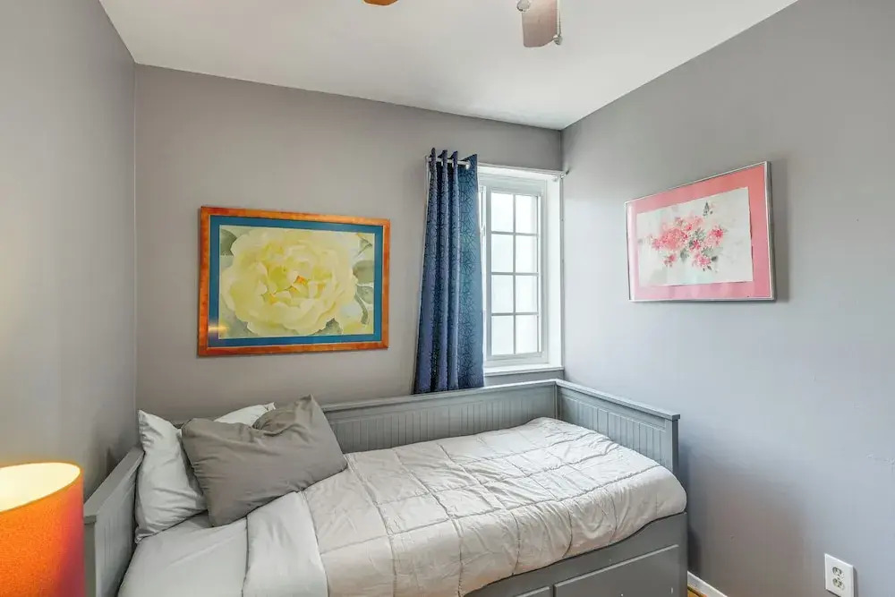 Arlington Townhome w/ Furnished Patio!