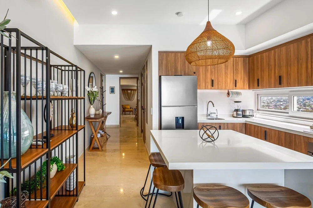 Luxury Oceanfront Apartment With Private Balcony, Rooftop Pool & gym Access