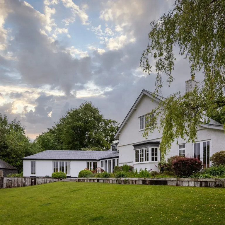 Higher Mapstone Luxury Dartmoor Retreat with Hot Tub, Views and Games Barn