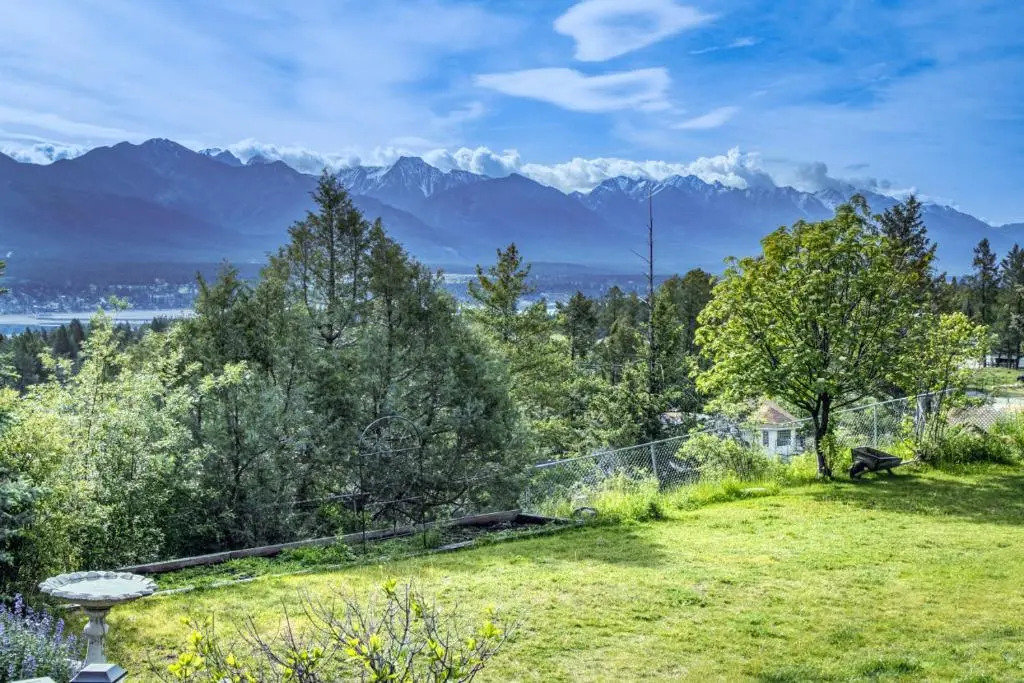 Pine Ridge, Log Home with Lake View and Backyard