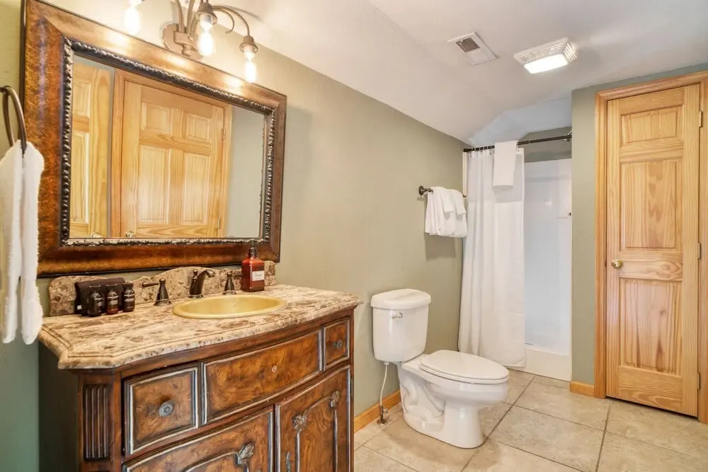 Hottub, Sauna, Pool Table, Views Mins to Downtown Gatlingburg Hollow's Haven
