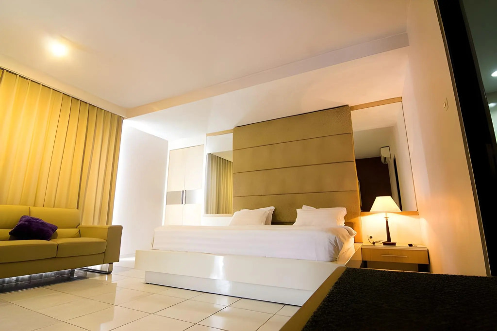Royal Hotel n' Lounge