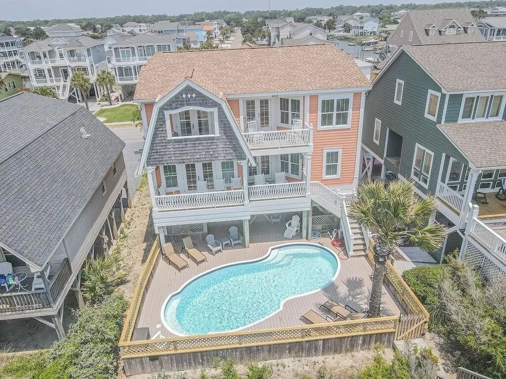 Shining Sea 5 Bedroom Home by RedAwning