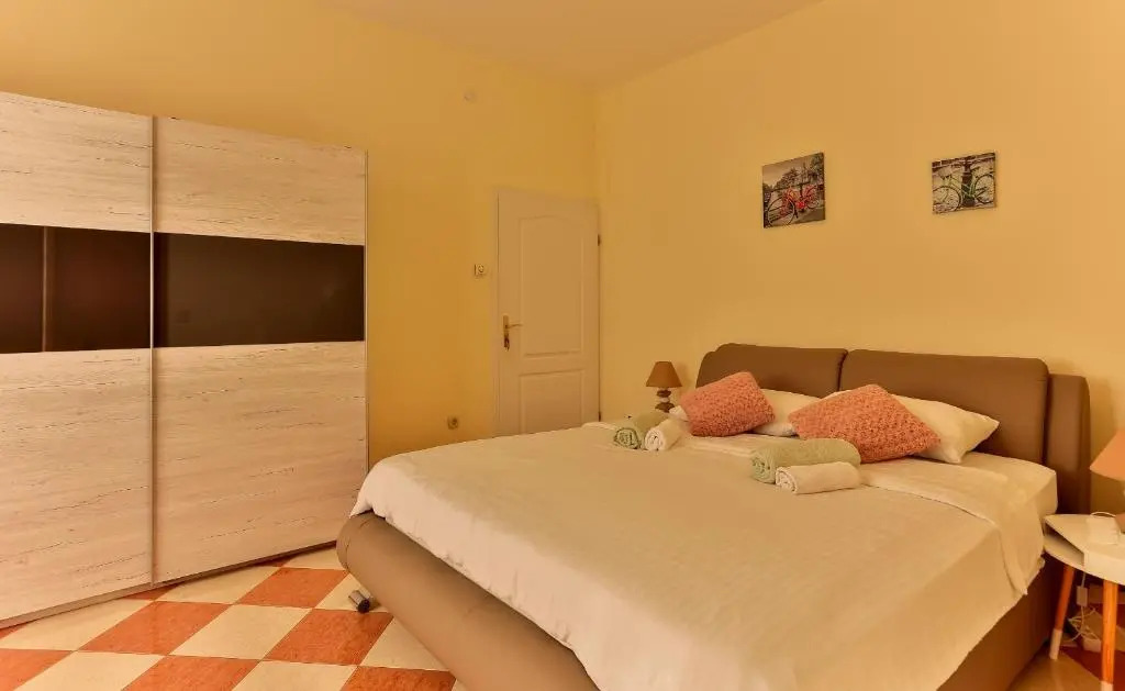 Apartments Dora