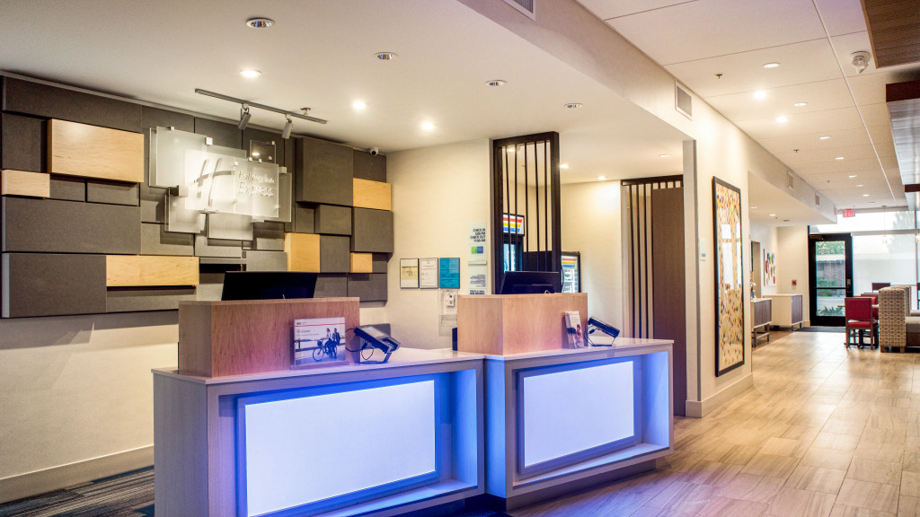 Holiday Inn Express & Suites Racine by IHG