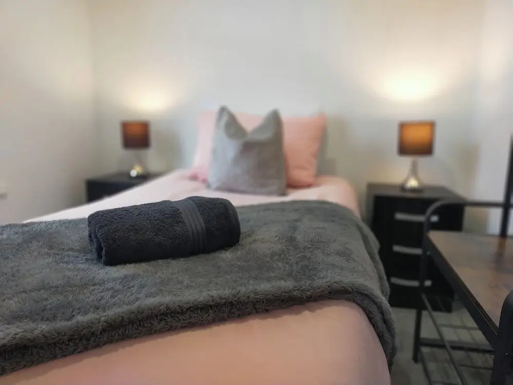 Free Parking/wifi, 3 Beds Sleep 6 Near Uni & Town!