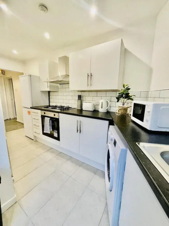 2 Bedroom House in Liverpool With Free Parking