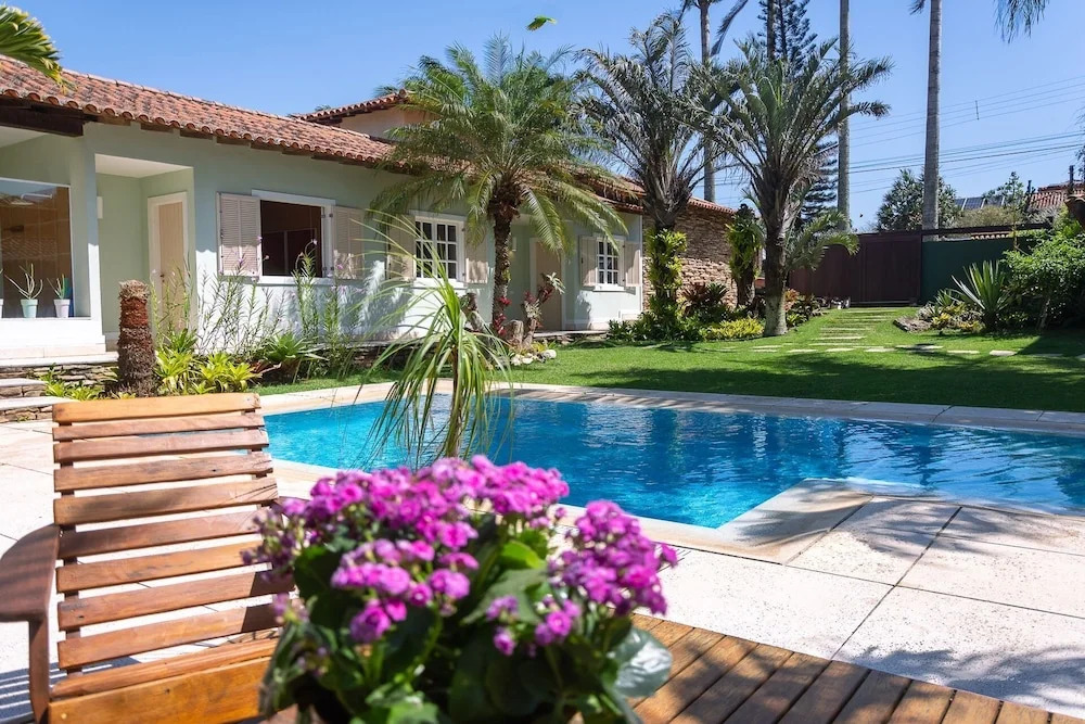 Excelente casa com piscina Armação