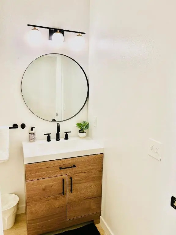 Lovely 2-story 2-bedroom unit with free secure parking