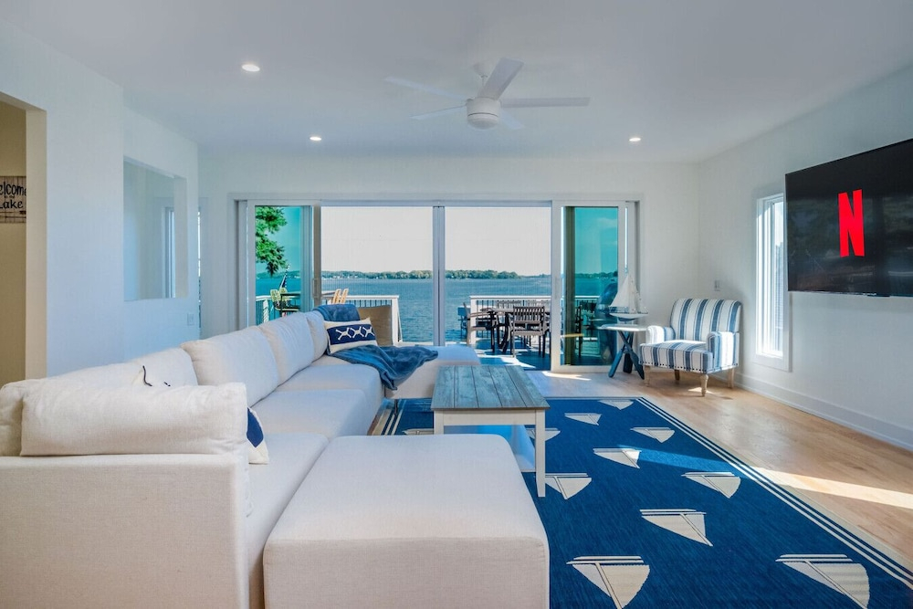The Blue Sapphire on Mineola Bay - 3br/3ba Luxury Lakefront Home on Mineola Bay Stunning Views on Chain O Lakes