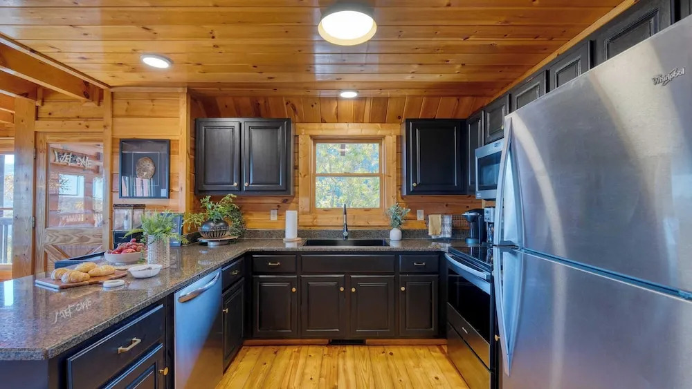 Game Room, Hot Tub & 3 Decks w/ Smoky Mountain Views Raccon Ridge by Avantstay