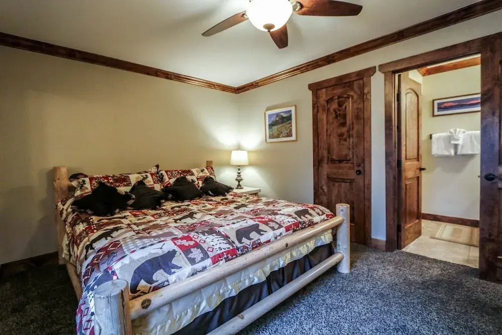 Horizons 4 166 Updated Upstairs Unit with Private Washer Dryer, Walk to Town, On Shuttle Route to Lodges by RedAwning